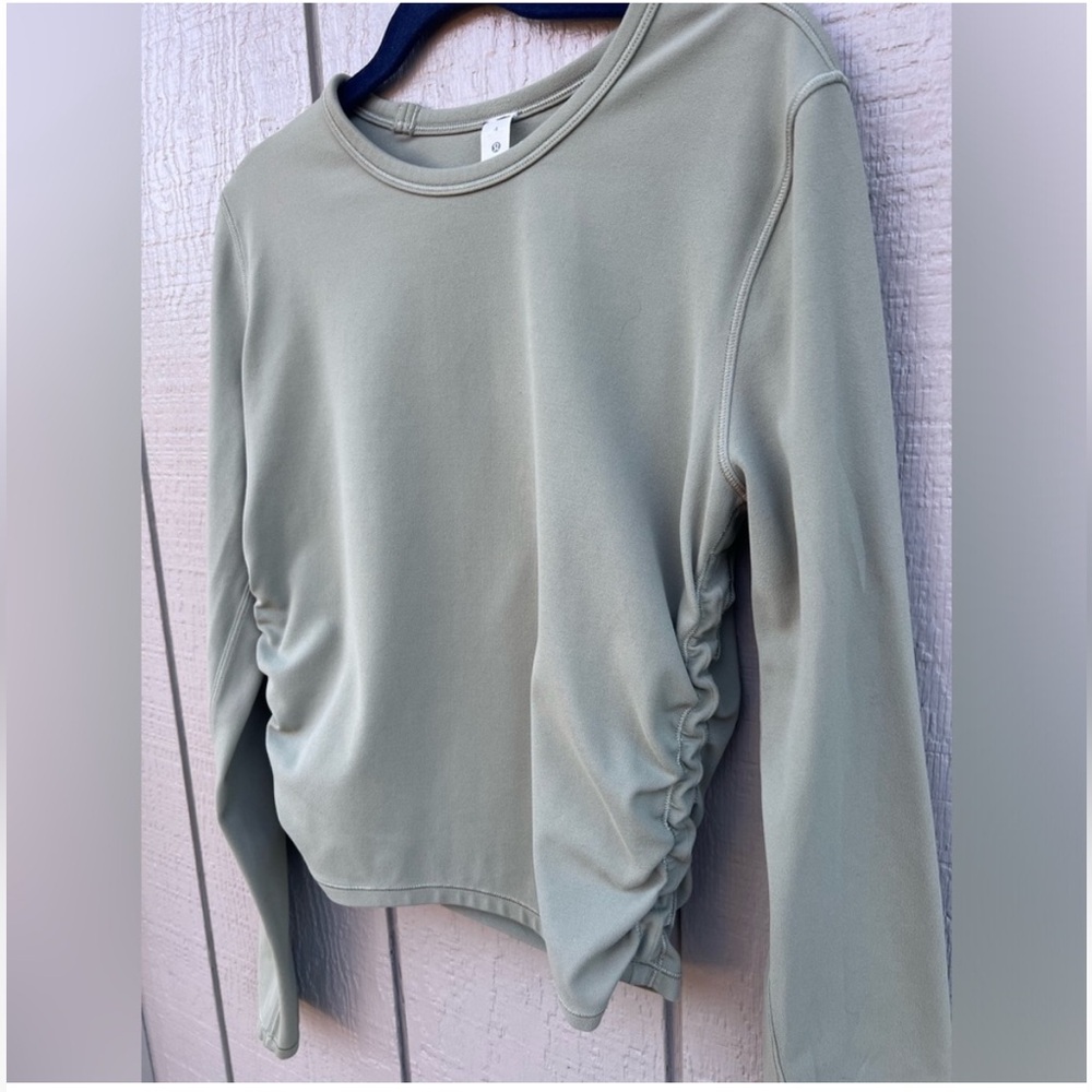 Beautiful lululemon size 4 long sleeve in excellent condition